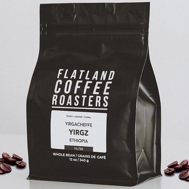 Beg ritsleting sisi kopi latar belakang hitam latar belakang